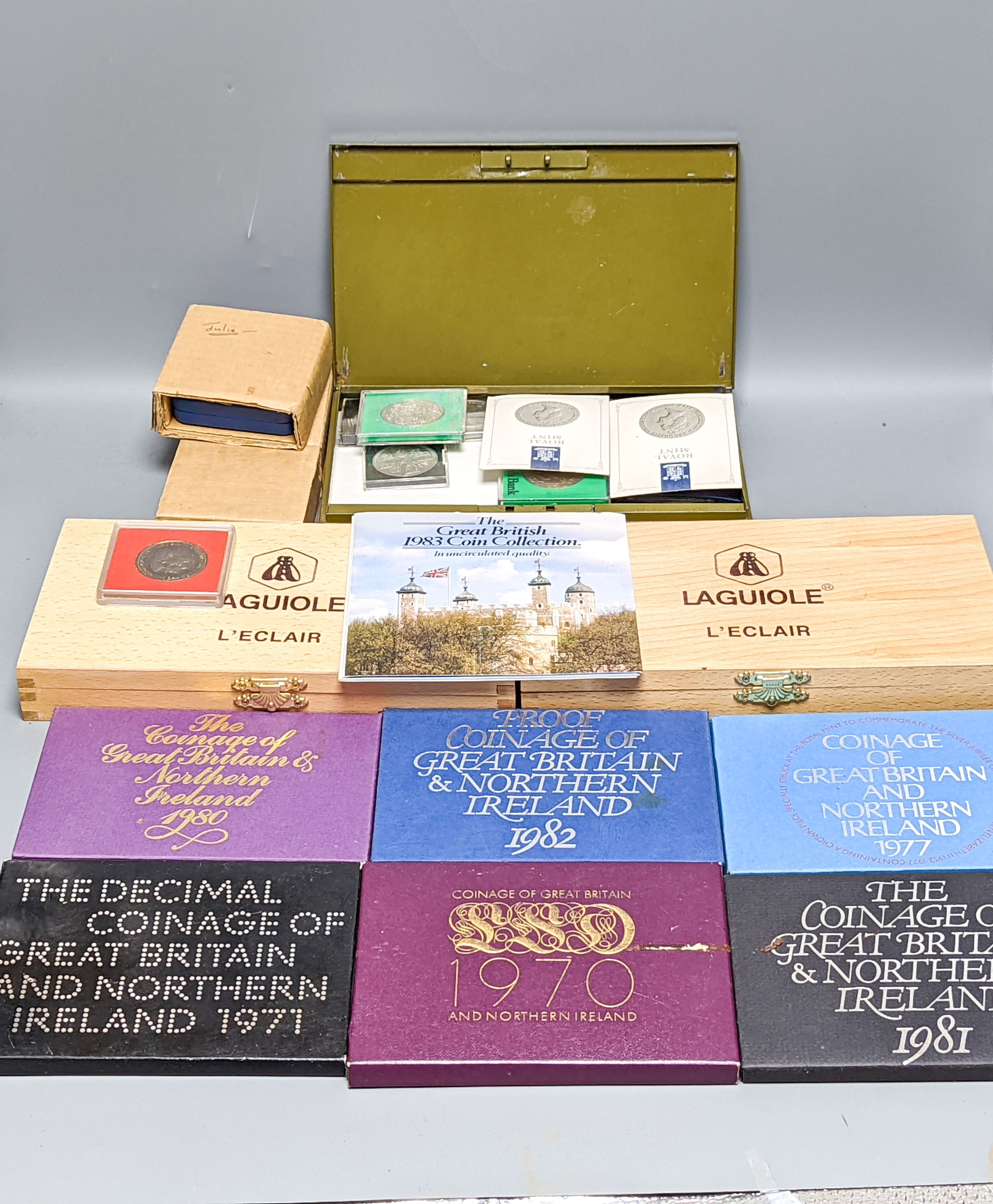 A group of assorted collector's coins, including 1911 gold half sovereign.